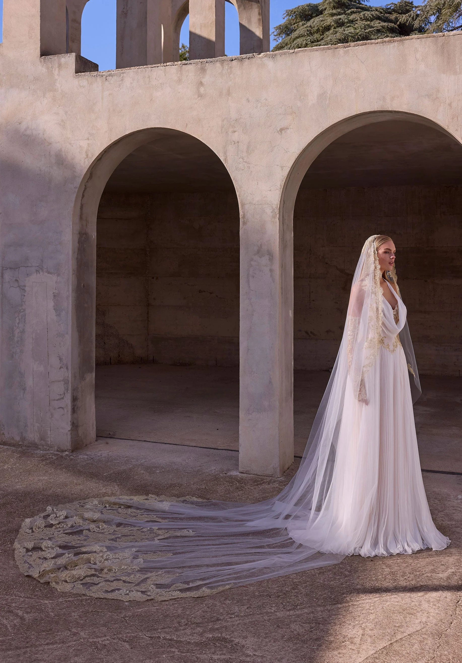 Metallic Lace Scalloped Tulle Veil