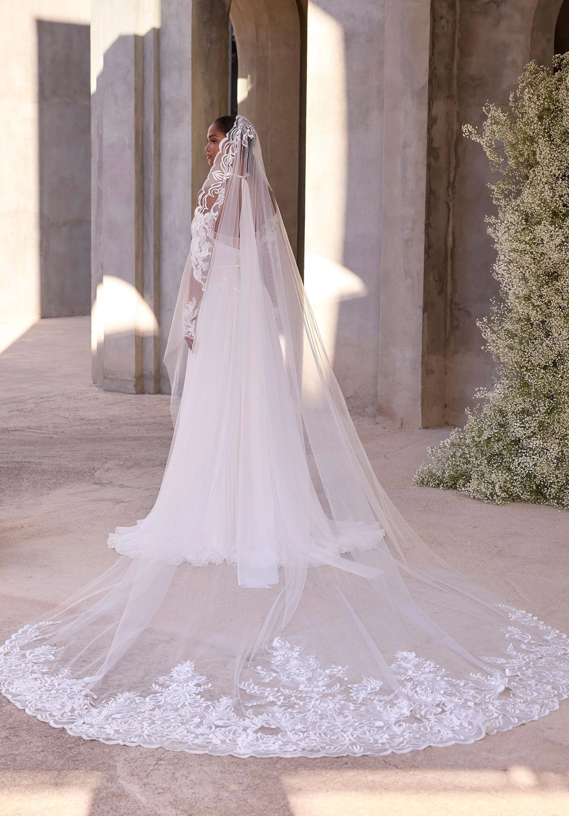 threadwork-scalloped-lace-cathedral-veil