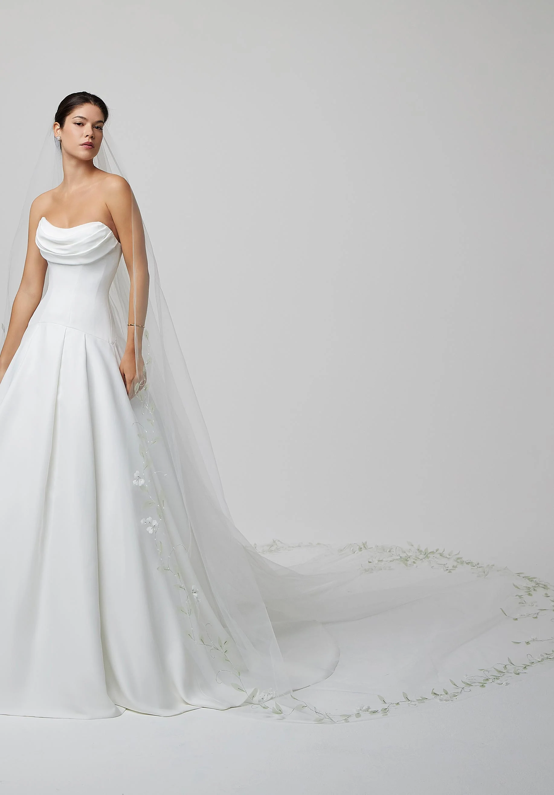 Three-Dimensional Floral Embroidered Veil - Image 4