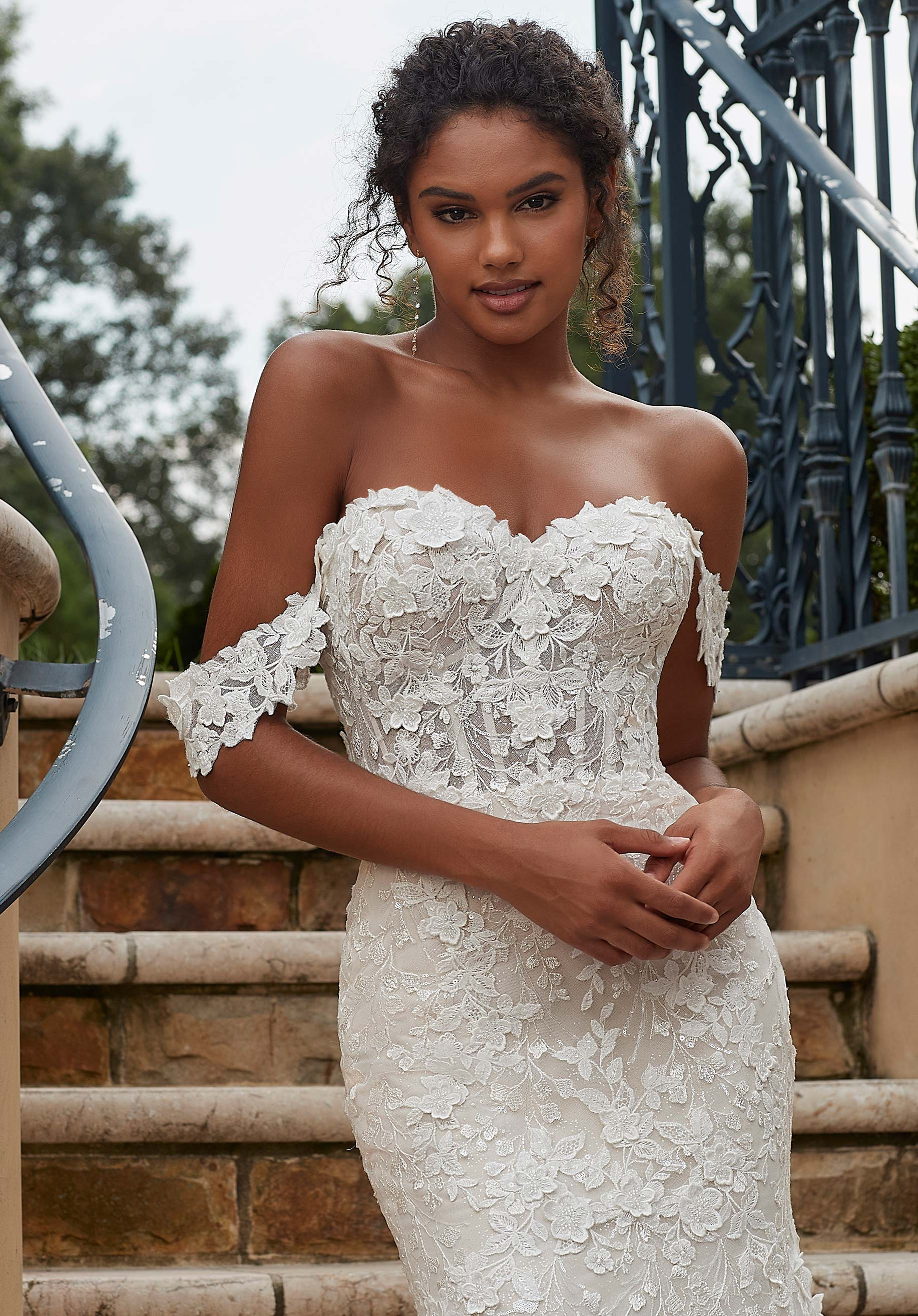Three-Dimensional Frosted Embroidery on Tulle Sleeves