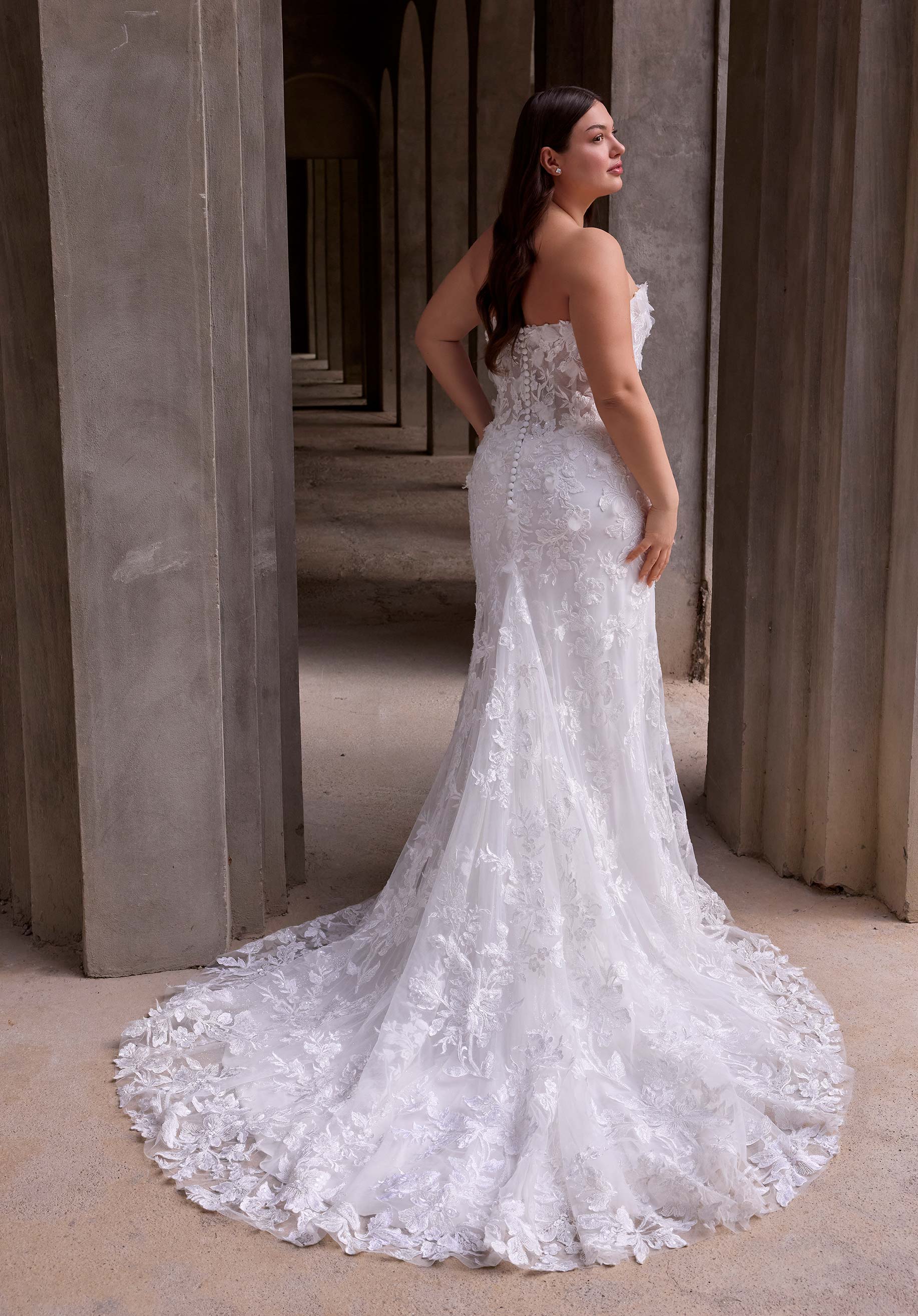 Wome Wedding Dress - Image 3
